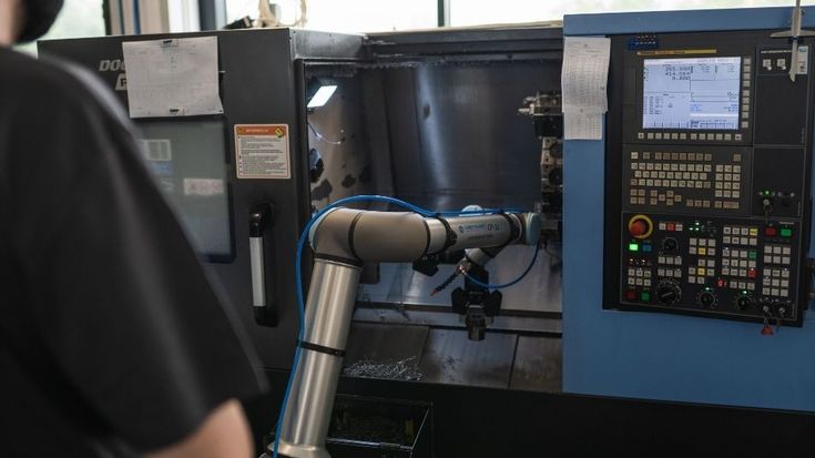 Ausgestattet mit einem Doppelgreifer, können Roboter Maschinen im selben Zug be- und entladen, was Durchlaufzeiten und Kosten senkt.