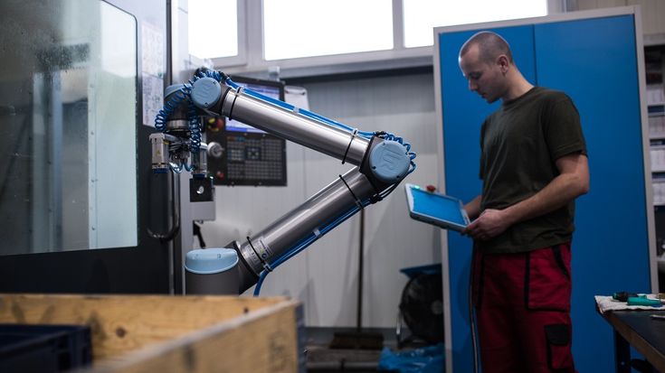 Dieser Betrieb meistert mithilfe von Cobots den Platzmangel und automatisiert das Beschicken einer Fräse.