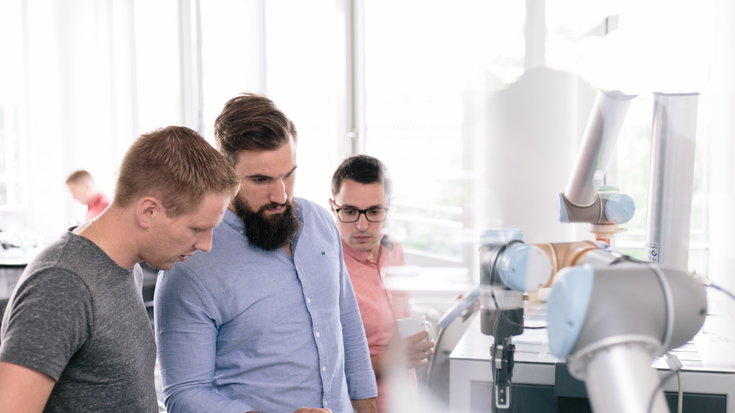 Unsere Experten begleiten Sie Schritt für Schritt bei der Programmierung – so gelingt die individuelle Robotiklösung.