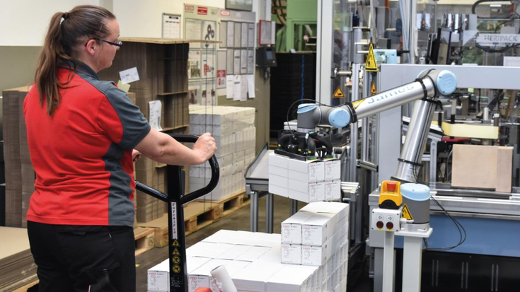 Cobots sind dafür gemacht, den menschlichen Mitarbeiter zu unterstützen.