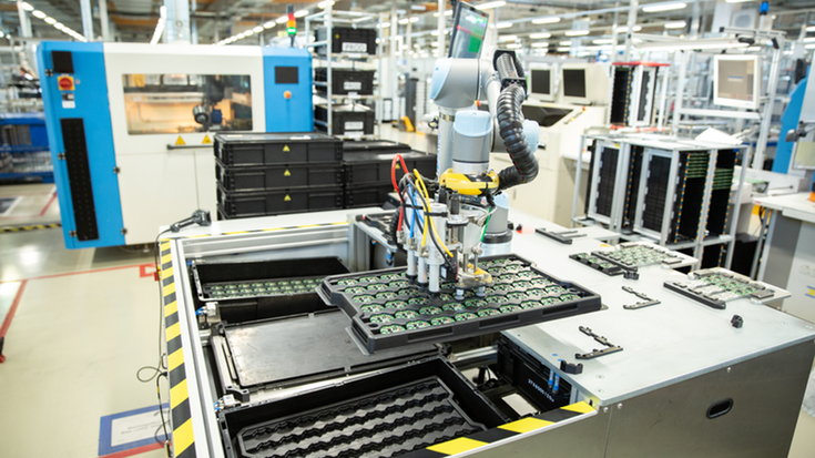 Robot cộng tác đang thực hiện nhiệm vụ tại nhà máy sản xuất điện tử.