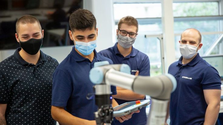 Ob die Programmierung geglückt ist, erleben die Schüler*innen in der direkten Anwendung am Cobot.