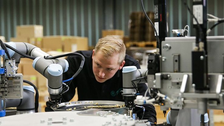 Cobots tragen dazu bei, Arbeitsplätze zu erhalten oder neue zu schaffen. 