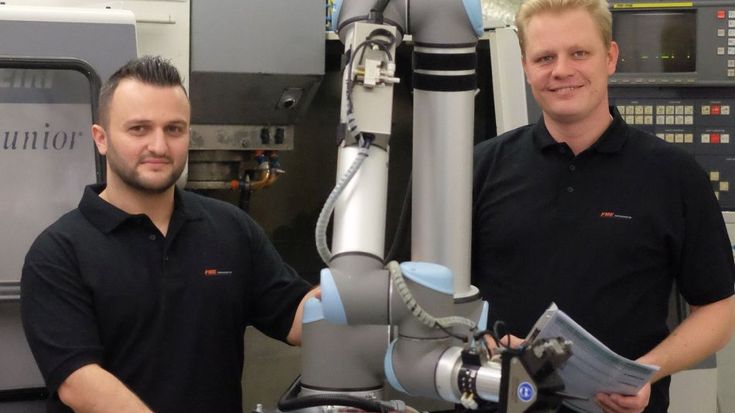 Geschäftsführer Marco Bortolan (rechts im Bild) entschloss sich 2016 zur Anschaffung von zwei UR-Cobots.