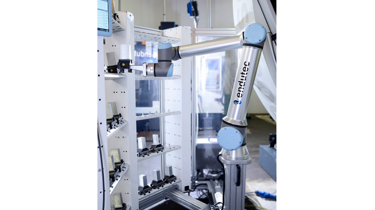 Die Nachtschicht übernimmt bei der Endutec GmbH gerne der UR10e-Cobot.