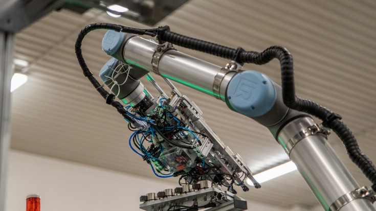 Beim tschechischen Kunststoffspezialisten 2K Trend bestückt ein UR10-Cobot eine Pressmaschine für Spritzgussteile.