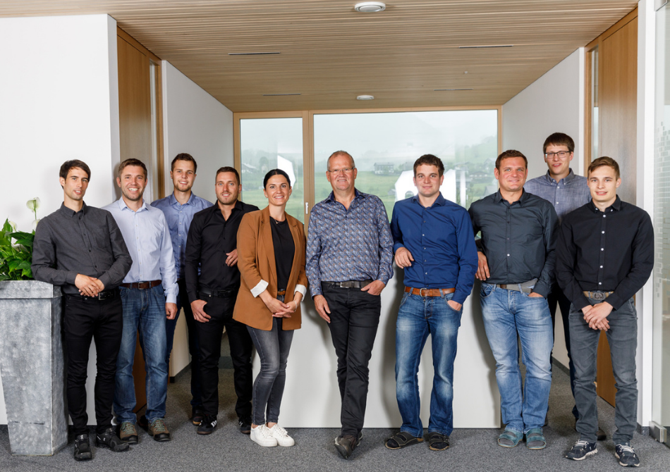 Unser Systemintegrator STB Steuerungstechnik Beck (Vorarlberg) verhalf dem österreichischen Aluminiumbearbeiter JENNY | WALTE durch die Implementierung zweier UR5 Cobots zu 11 Prozent mehr Output. (© Steuerungstechnik Beck)