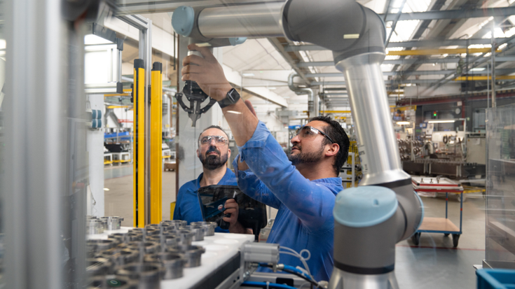 Ein kollaboratives Miteinander zwischen Menschen, Menschen und Cobots wird künftig noch bedeutsamer sein. 