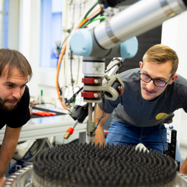 Das Team der ArianeGroup eignete sich das Cobot-Wissen über UR-Schulungen eigenständig an. Mittlerweile hat sich im Unternehmen eine Community gebildet, welche die Automatisierung weiter vorantreibt.