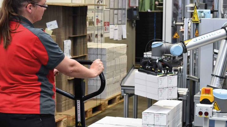 Der UR10-Cobot hat kein Problem mit körperlich belastender Arbeit.