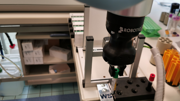 Dank Cobots wird eine Laborautomatisierung möglich.