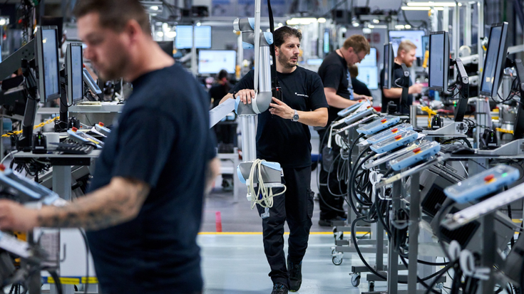 Hinter jedem Cobot steckt die Arbeitsleistung eines Teams, das jeden Tag nach höchsten Qualitätsstandards strebt. 