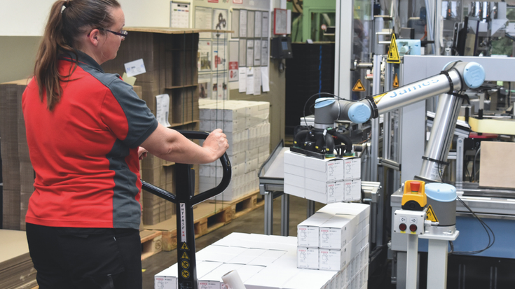 Bei Hensel unterstützt einer unserer Cobots beim Palettieren und entlastet die Mitarbeiter von ergonomisch ungünstigen Aufgaben.