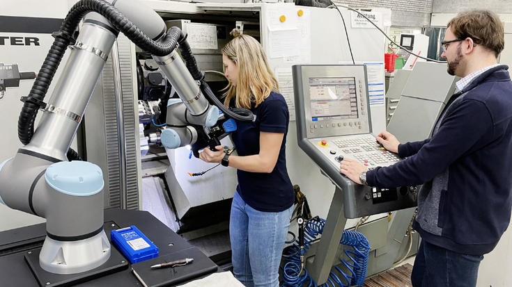 Messen, testen, auswerten: Der Cobot erleichtert die Forschungsarbeit enorm © IfW Stuttgart