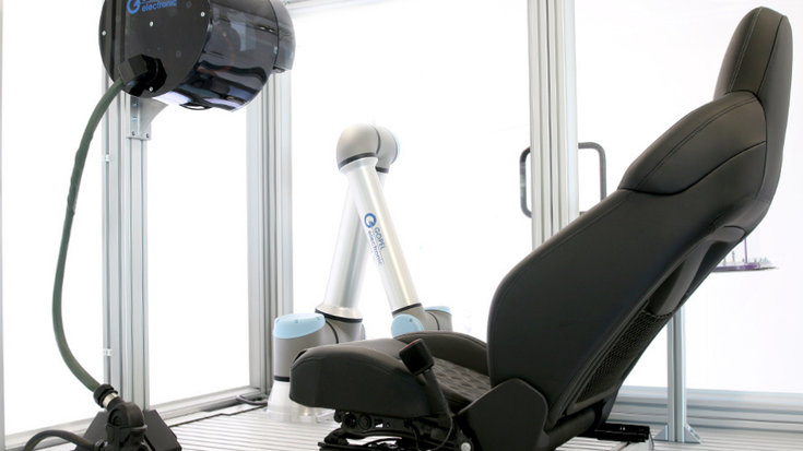 Göpel electronic hat mit einem unserer Cobots eine Anwendung zum Prüfen von Autositzen entwickelt.
