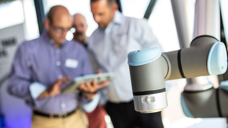 Die spezifischen Trainingseinheiten vermitteln Anwendern anhand praxisorientierter Übungen hilfreiches Wissen über den Einsatz von Cobots. Das Angebot reicht von basalen Programmierkenntnissen über die Fehlerbehebung bis hin zu den für die kollaborative Robotik anwendbaren Normen.