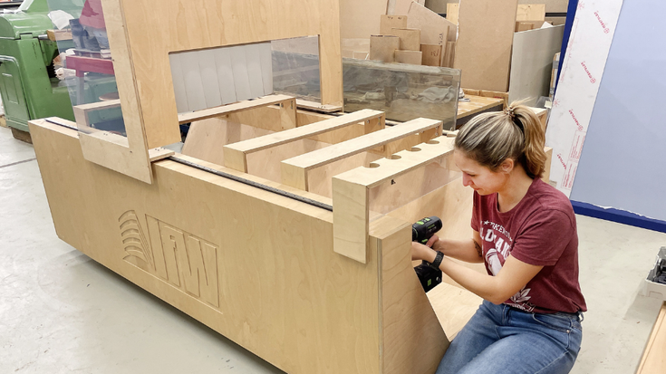 Sarah Eschelbacher bearbeitet ihr Lieblingsmaterial: Holz. © IfW Stuttgart