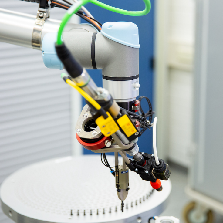 Der Cobot muss pro Testzyklus 500 Röhrchen abdichten, verschrauben und anschließend wieder öffnen. Dafür ist er mit einem Greifer und einem magnetischen Schraubenzieher ausgestattet. 