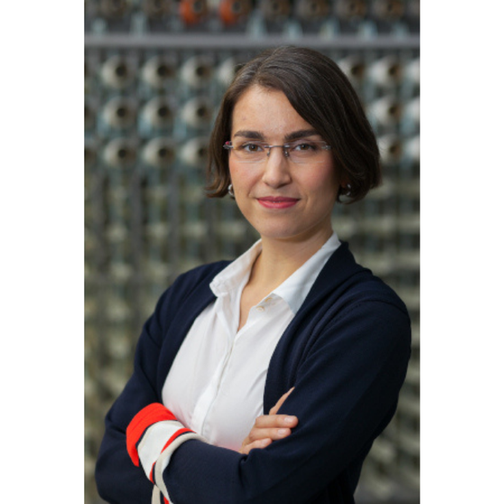 Frizzi Seltmann ist Projektkoordinatorin und Marketingverantwortliche für das Mittelstand 4.0-Kompetenzzentrum Textil vernetzt am Sächsischen Textilforschungsinstitut e.V. (Bild: © STFI / Falko Schubert).