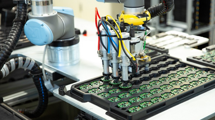 Cobots entlasten Fachkräfte, sodass Unternehmen ihre Ressourcen effizienter nutzen können.