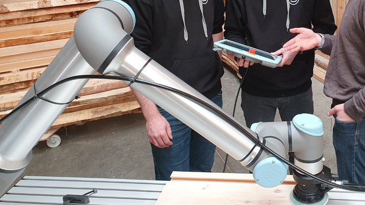 Die bayrische Traditionsschreinerei Bauereiß modernisiert anstrengende und repetitive Arbeitsabläufe durch den Einsatz eines UR10e.
(©Awesome Technologies Innovationslabor GmbH)