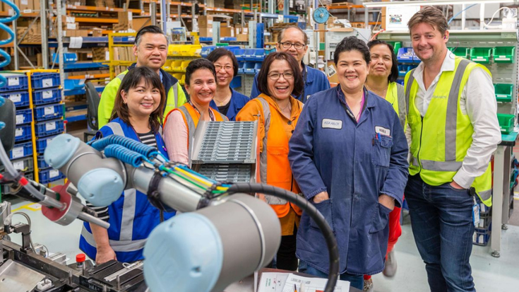 Als unverzichtbare Helfer in der Fertigung avancieren Cobots von Universal Robots schnell zu beliebten "Kollegen" - wie der UR5 bei Assa Abloy NZ, einem neuseeländischen Hersteller von Schließlösungen und Sicherheitssystemen.