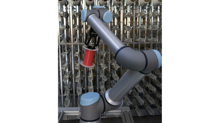 Das Sächsische Textilforschungsinstitut e.V. erprobt die Einsatzmöglichkeiten kollaborierender Roboter in der Textilindustrie mithilfe eines UR10. In einem Versuchsaufbau bestückt der Cobot ein Spulengatter (© STFI / Falko Schubert).