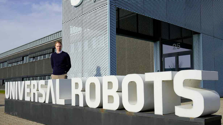 Kim Povlsen wuchs in Odense, Dänemark, auf. Dort sind auch Gründungsort und Hauptniederlassung des Unternehmens Universal Robots, das er nun leitet. 