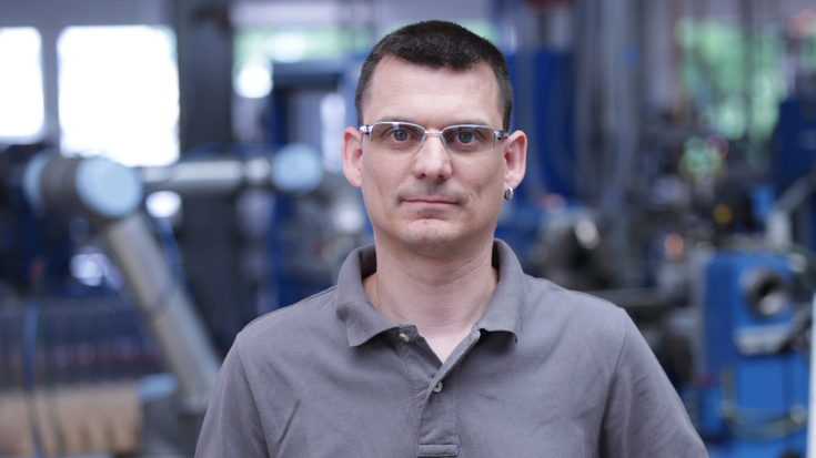Björn Uthe mag es vor allem, den Cobot zu programmieren und danach feststellen zu können, dass die Abläufe genauso funktionieren, wie er sie sich vorgestellt hat. An der Glasverarbeitung fasziniert den Vater von zwei Kindern, mit welcher Präzision Glas in Form gebracht und wie aus mehreren Glaskomponenten ein Artikel hergestellt werden kann.