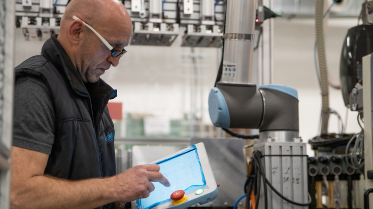 Cobots lassen sich leicht programmieren und können damit schnell neue Aufgaben übernehmen.