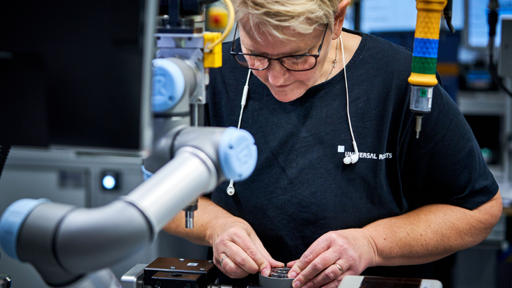 So sieht die Zukunft aus: Kollaborierende Roboter sorgen für mehr Menschlichkeit in der Produktion.