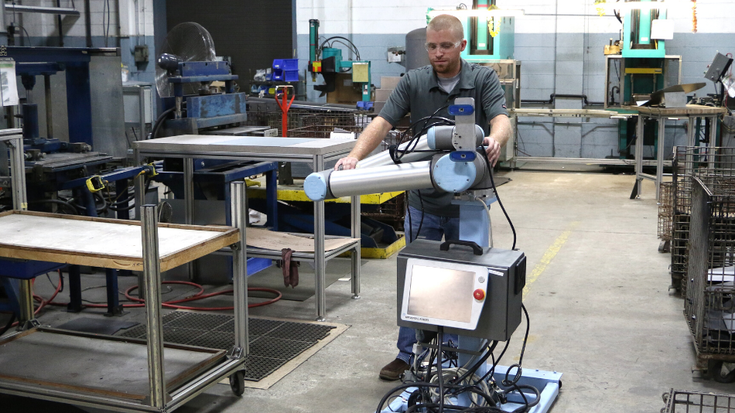 Das US-amerikanische Unternehmen Scott Fetzer Electrical Group setzt eine Flotte mobiler Cobots ein, die in den gesamten Herstellungszyklus integriert ist.