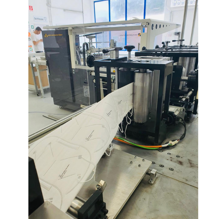 Bei MSK Industrie Service &amp; Consulting in Bersenbrück unterstützt ein Cobot bei der Verpackung von FFP2-Masken. (© WS System GmbH)