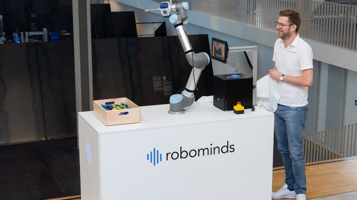 Der Cobot vom Modell UR5 wurde von unserem Integrationspartner robominds GmbH konfiguriert und wird am Ende der Science Show Süßigkeiten an das Publikum überreichen. (Bild © Deutsches Museum / Christian Illing)