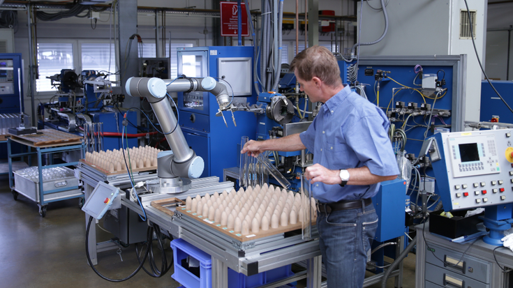Bei der Hofmann Glastechnik GmbH sind mehrere mobile Cobots im Einsatz, die je nach Bedarf an verschiedenen Maschinen arbeiten und diese optimal auslasten.