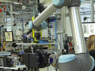 Mit einer Formerkennungsfunktion über einen Sensor erkennt der kollaborative Roboter den Greifbereich, nimmt die Last auf und präsentiert sie dem Bediener