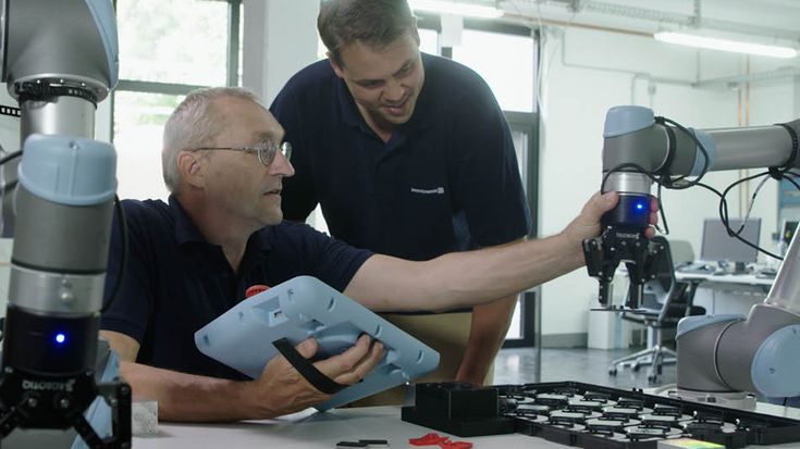 Teamwork: Bei beyerdynamic arbeiten Mensch und Maschine Hand in Hand.