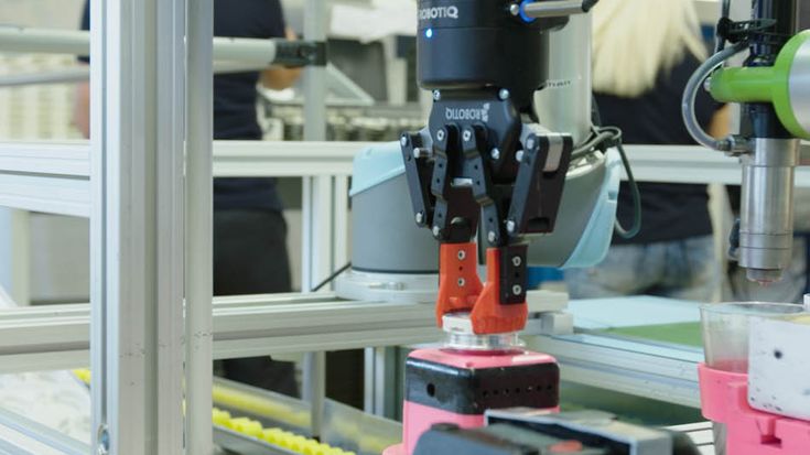 Die Cobots Jonathan und Fritzchen übernehmen das Beschichten von Lautsprechern.