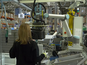 Der cobot stellt dem Bediener die Last zur Verfügung, indem er ein System anbietet, das es ihm ermöglicht, die Kontrolle am Ende des Positionierungszyklus wiederzuerlangen