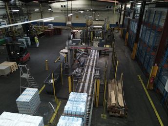The automated workstation consists of a roller converyor that transports the pallets under the gantry on which the cobot is mounted. Once they arrive at the station, cylinders stop the pallets. Edges recenter  the pallets so that they are in the correct position. Beforehand, the line operator selects the appropriate operation on the human-machine interface based on the pallet type. The cobot then follows a precise path based on the desired series.