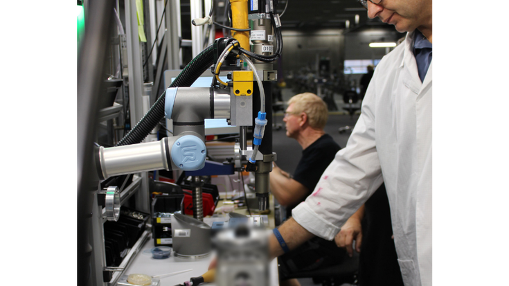 Jürgen von Hollen in der Montage bei Universal Robots in Odense, Dänemark. Dort unterstützen Cobots dabei, neue Cobots anzufertigen.