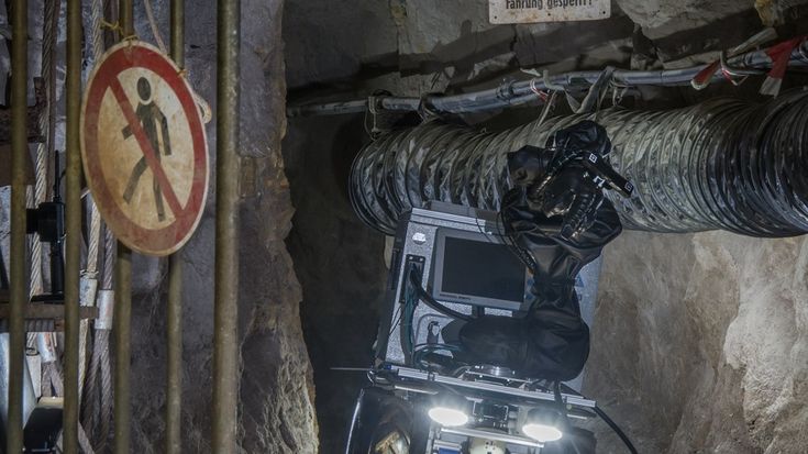 Julius kann, mit Greifer, Kameras und Scannern ausgestattet, auch eingesetzt werden, um verlassene Bergwerke oder Unglücksstellen zu erkunden. 