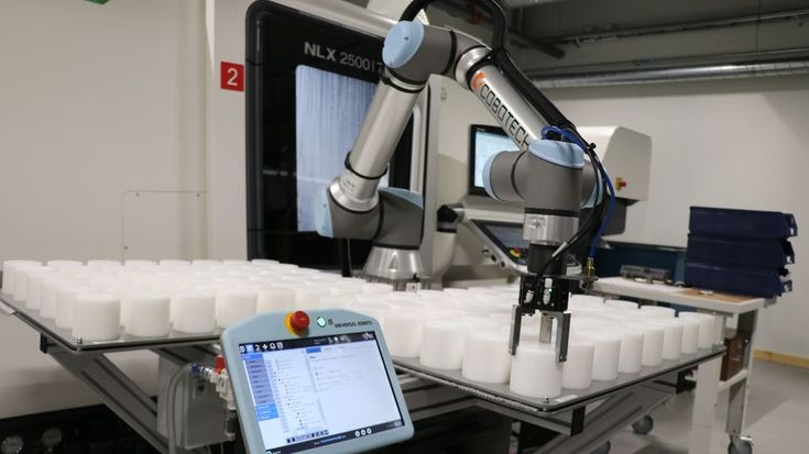 Maskinbetjäning med robot öppnar dörren till nästa industriella revolution