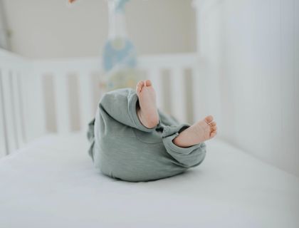 baby feet in cot
