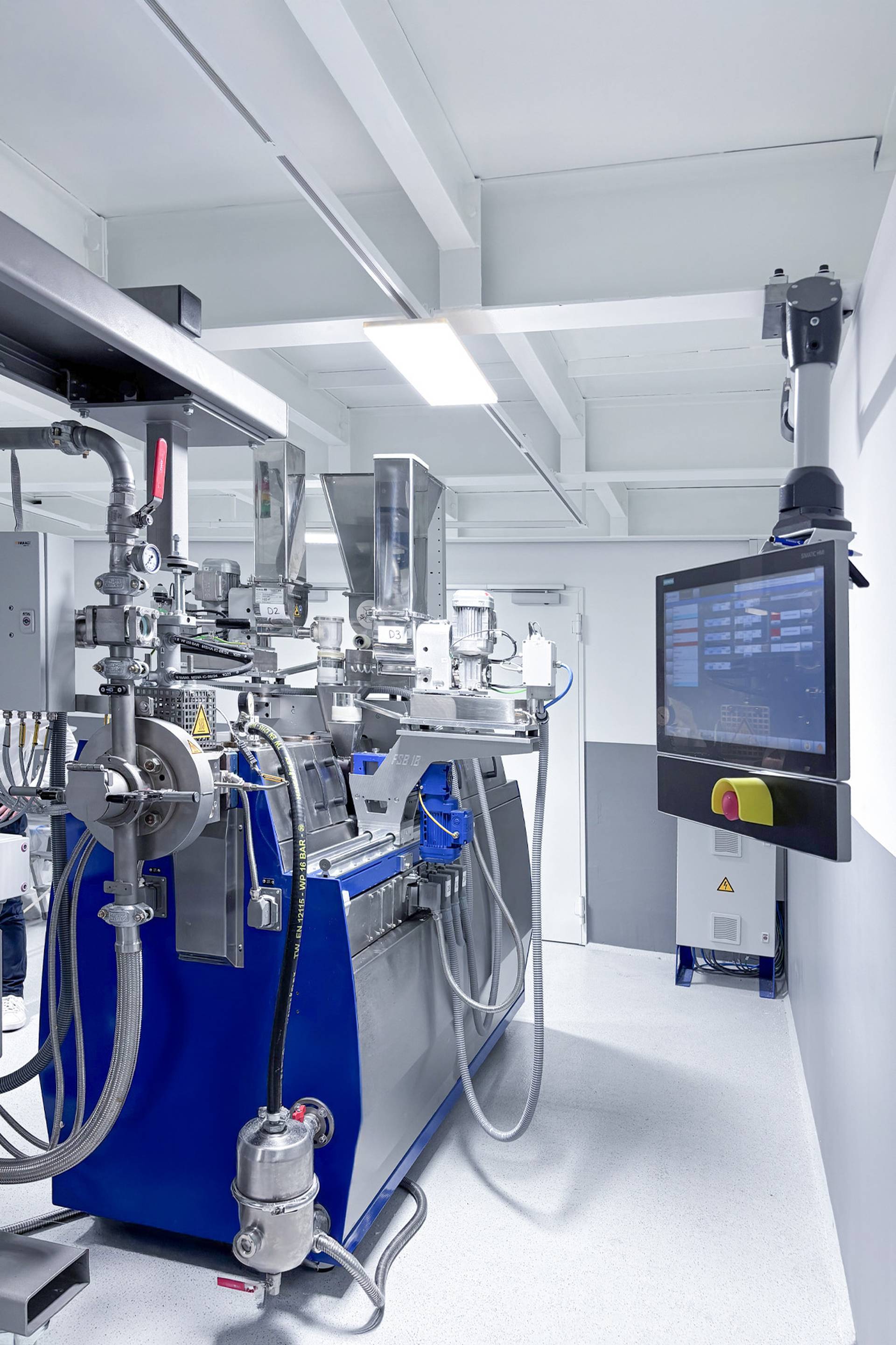 Laborextruder FED 18 MTS mit modularer Bauweise bei Polyram MCT in Bad Oeynhausen, flexibel skalierbar von 32 bis 52 L/D für präzise Rezeptur- und Produktentwicklung.