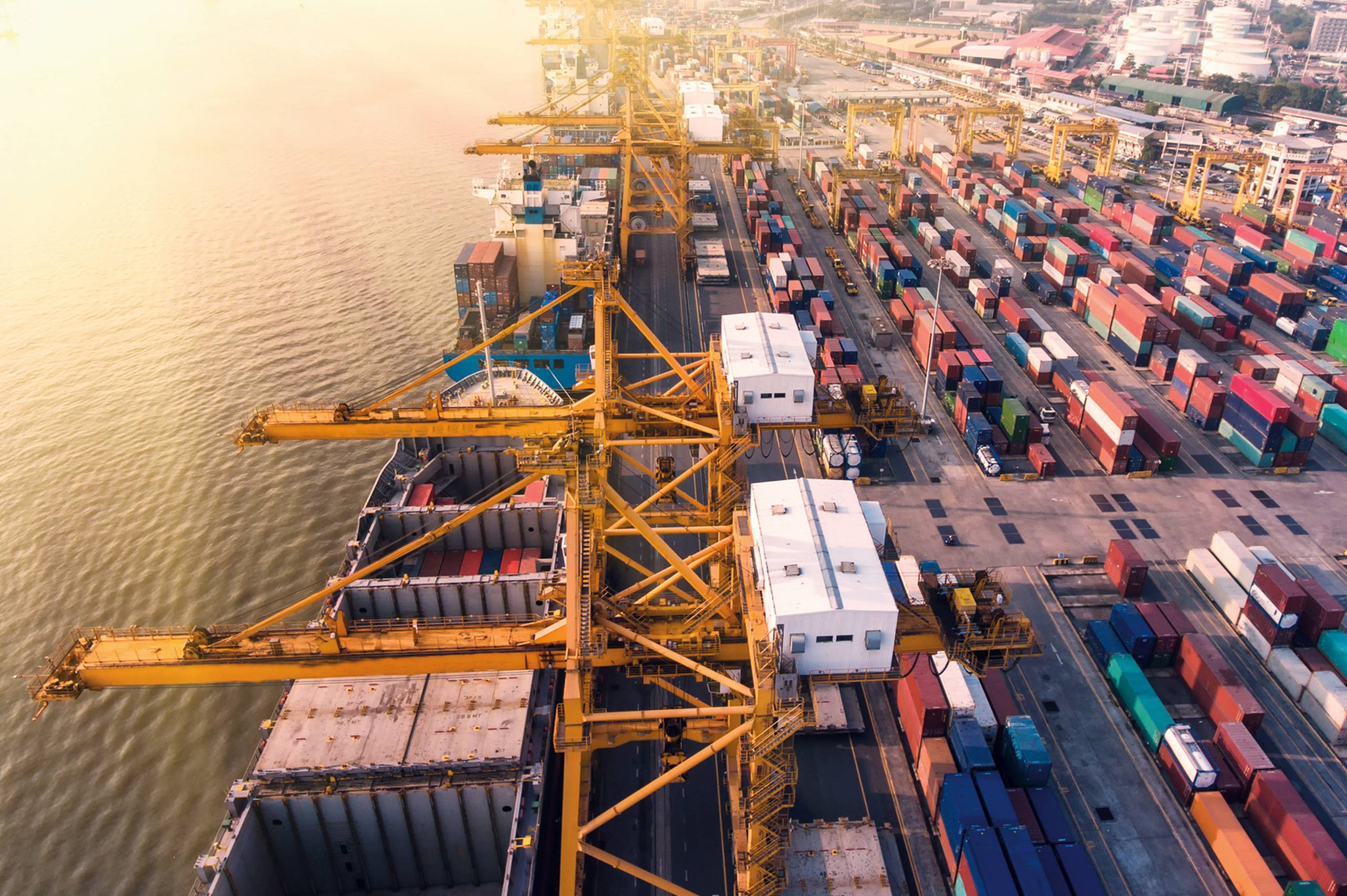 Container-Terminal am Abend