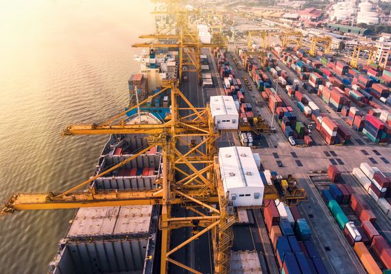 Container-Terminal am Abend
