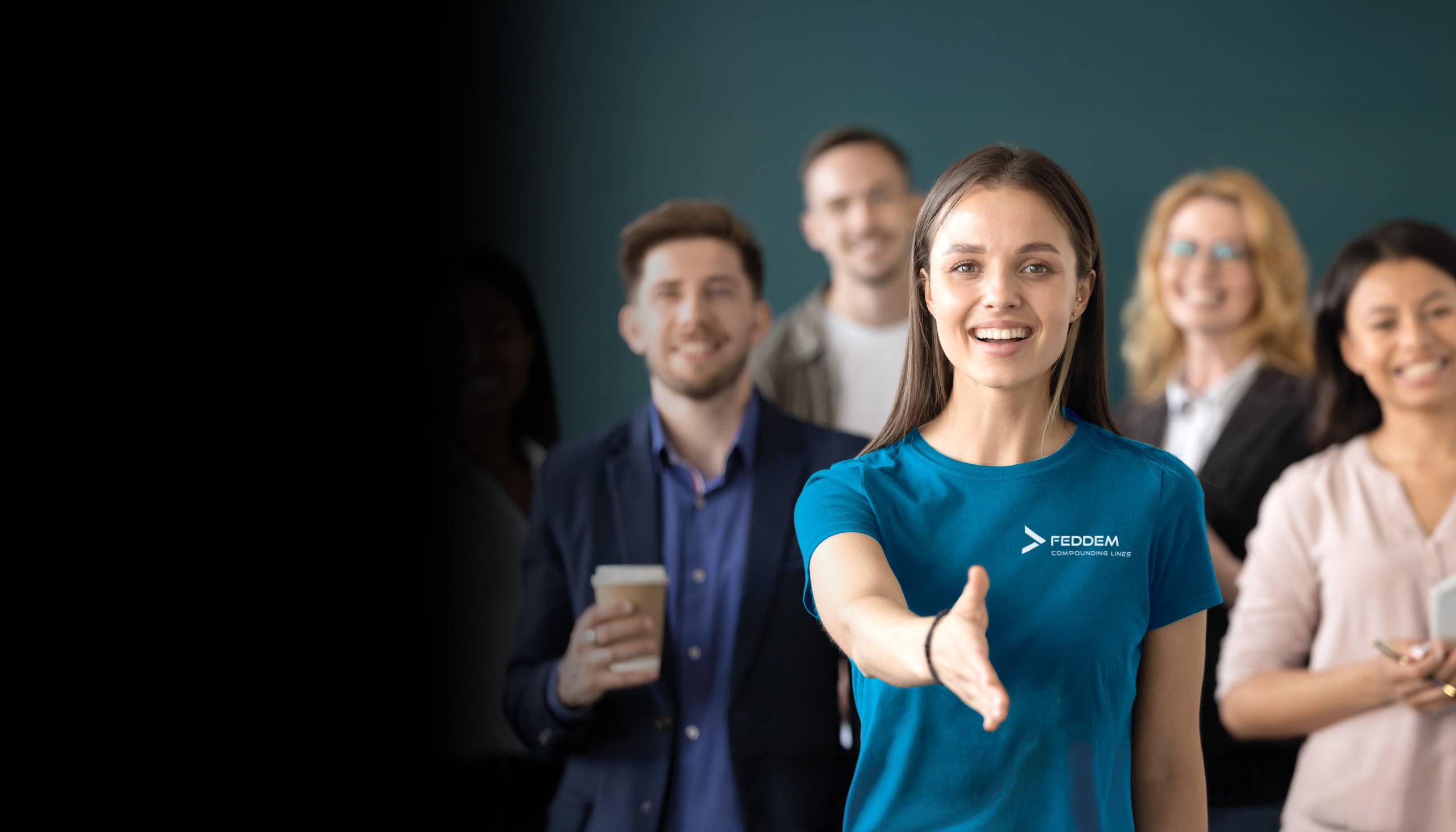 Offene und einladende Unternehmenskultur bei FEDDEM: Mitarbeiterin begrüßt neuen Kollegen. Entdecken Sie Ihre Karrieremöglichkeiten!