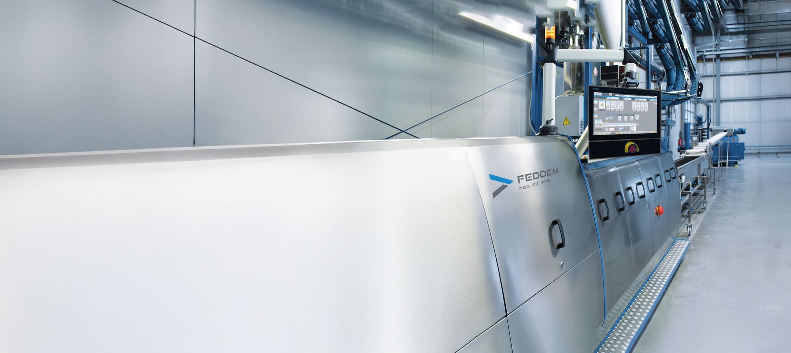 Die vollständige Compoundierlinie von Feddem mit dem FED 52 Extruder in einer modernen Produktionshalle, ausgestattet mit Wasserbad für präzise Stranggranulierung und effiziente Herstellung hochwertiger Polymergranulate.