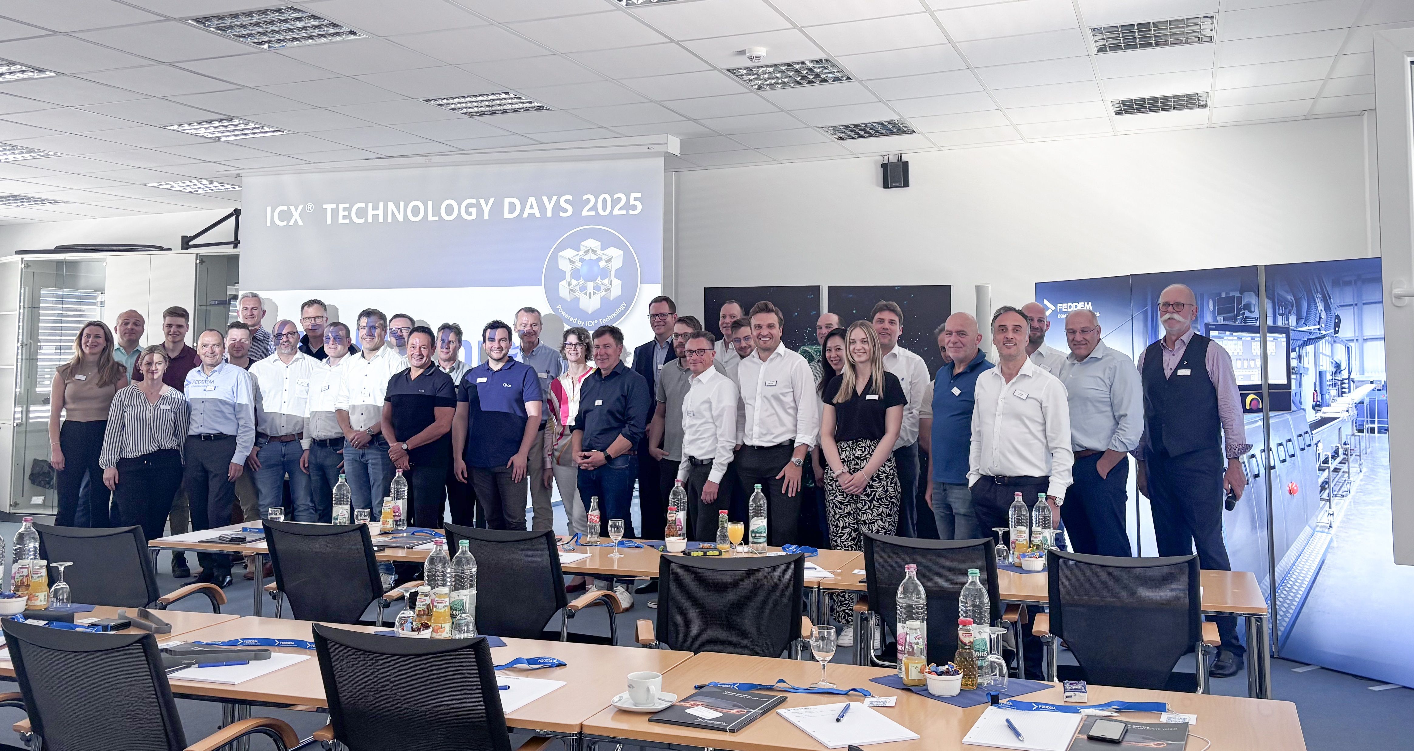 Gruppenbild aller Teilnehmer der FEDDEM ICX® Technology Days 2025 – Fachpublikum und Experten der Kunststoffbranch